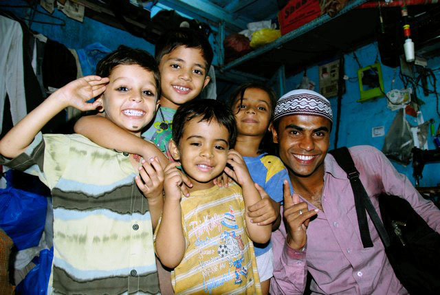 kids with mohammed on dharavi tour